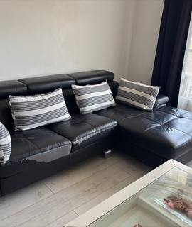 Mobilier canapé d'angle simili cuir dont la peau pèle