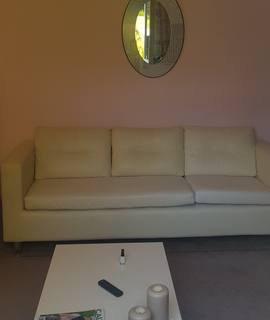 Mobilier 2 canapés blancs similicuir.
