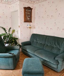 Mobilier ensemble canapé 3 places 2 mètres, un fauteuil électrique ainsi qu'un  pouf