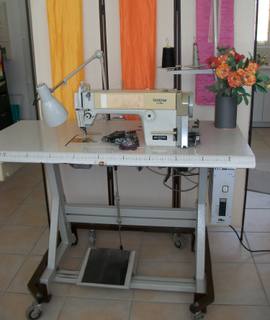 Mobilier une machine à coudre équipée d'un boitier électronique