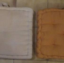 Mobilier deux coussins carrés