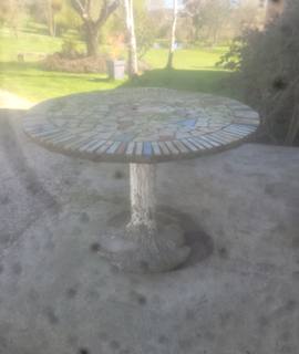 Mobilier table de jardin ronde en ciment des années 50