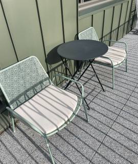 Mobilier je donne gratuitement 2 fauteuils en fer avec leurs coussins