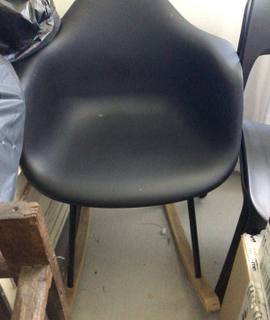 Mobilier deux fauteuils à bois noirs