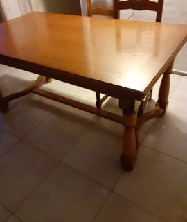 Mobilier une table salle à manger très bon état et 4 chaises