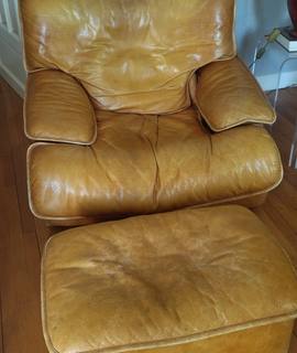 Mobilier fauteuil cuir et son repose-pieds