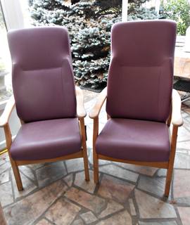 Mobilier belle affaire, deux fauteuils en simili cuir en bon état