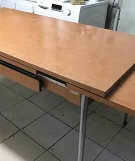 Mobilier table des années 1970 pieds chromés