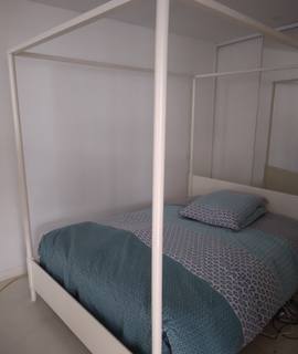 Mobilier lit à baldaquin Ikea 140 x 200 cm en l'état, manque une vis, avec voilages