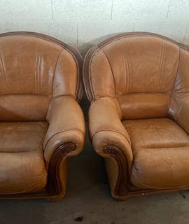 Mobilier deux fauteuils en cuir