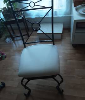 Mobilier 4 chaises en fer forgé  assez lourdes