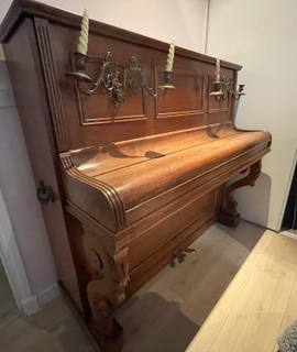 Mobilier piano droit en bon etat