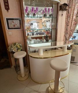 Mobilier bar blanc avec tabourets et son meuble vitrine assorti.