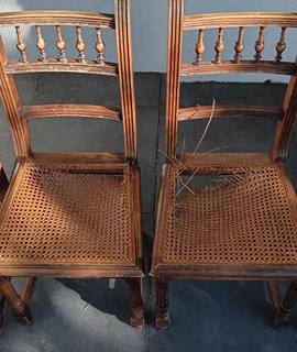 Mobilier 4 chaises retro à reparer sur l'assise