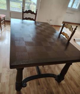 Mobilier une table de salle a manger avec chaises