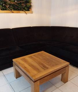 Mobilier canapé d'angle noir.