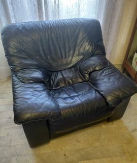 Mobilier 2 canapés cuir. Etat correct.