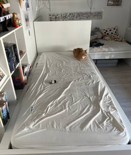Mobilier deux lits IKEA avec matelas, sommiers et un lit tiroir