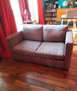 Mobilier petit canapé convertible à pois violets 140x80cm.