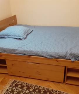 Mobilier lit 140 X 190 cm ; trois grands tiroirs ; matelas.