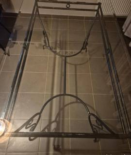 Mobilier table plateau en verre et pieds en fer forgé