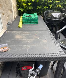 Mobilier table de jardins chaises et barbecue