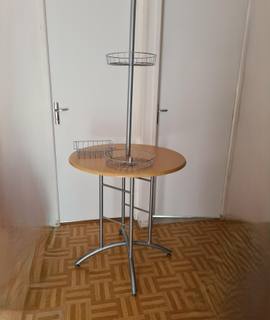 Mobilier table ronde avec poteau central et corbeilles suspendues