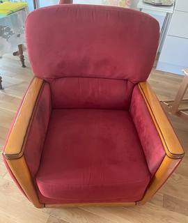 Mobilier fauteuil de salon en très bon état en alcantara rouge. " Patiné " par le temps.