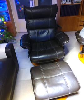 Mobilier 2 fauteuils de salon avec poufs repose pieds