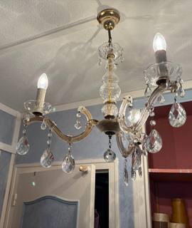 Mobilier 2 lustres type chandelier et verres.