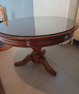 Mobilier une table ronde avec plateau en verre non fixe et 4 chaises assorties