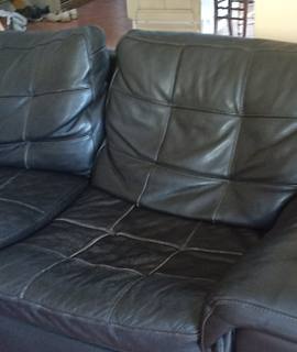 Mobilier divan en cuir noir.