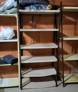 Mobilier lot de étagères métalliques