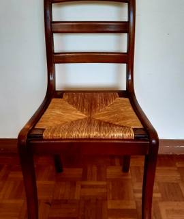 Mobilier 4 chaises en bois , assise en osier. Don une par une aussi possible.