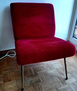 Mobilier un fauteuil rouge