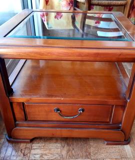 Mobilier table basse vitrée avec tiroirs