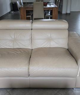 Mobilier canapé 2 places en cuir de couleur beige, bon état général