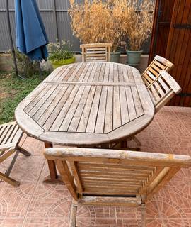 Mobilier table en bois massif en l’état (à rénover)