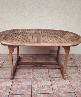 Mobilier une table de jardin en bois