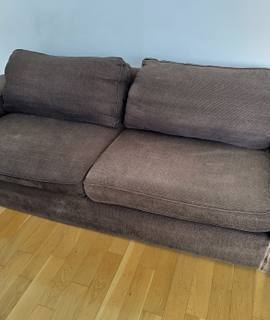 Mobilier canapé Ikea Kivik 3 places de couleur marron.