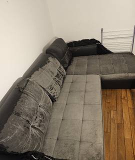 Mobilier canapé en cuir abîmé
