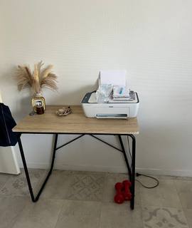 Mobilier une petite table en bois