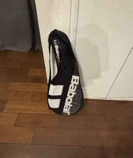 Sport a donner : Une raquette de tennis avec 3 balles et son sac de rangement.