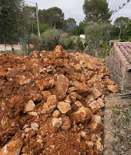 Terre et gravats remblai + pierres toutes tailles