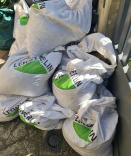 Terre et gravats terre végétale d'une ancien pelouse