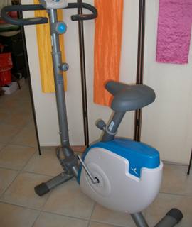 Vélo un 1 vélo d'appartement et 1 vélo tout chemin