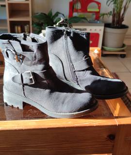 Vêtements paire de bottines neuves