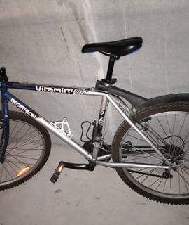 Vélo un vieux VTT encore fonctionnel