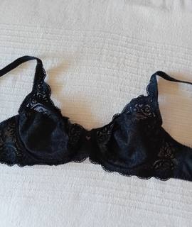 Vêtements 4 jolis soutien-gorge Marque Triumph très bon état