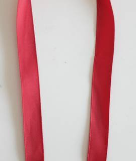 Vêtements petit ruban rouge 40cm